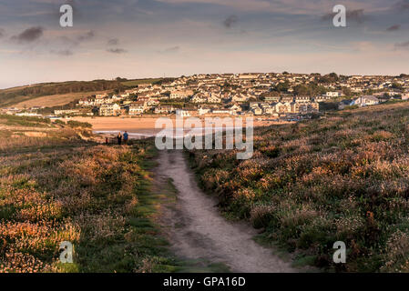 Ein Fußweg auf Porth Insel mit Küsten-Eigenschaft in der Ferne. Newquay. Cornwall. Stockfoto