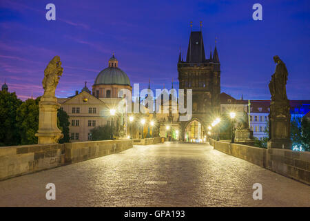Die Karlsbrücke liegt in Prag, Tschechien. Fertige im XV Jahrhundert, es ist eine mittelalterliche gotische Brücke über die Stockfoto