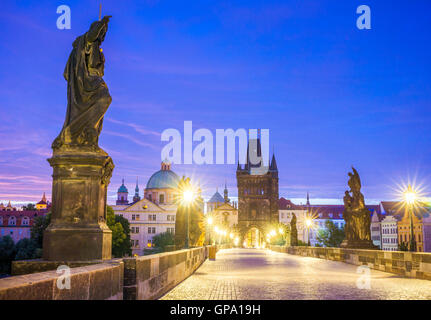 Die Karlsbrücke liegt in Prag, Tschechien. Fertige im XV Jahrhundert, es ist eine mittelalterliche gotische Brücke über die Stockfoto