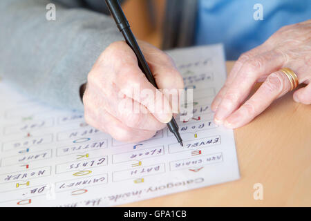 Ältere Menschen geistig aktiv zu halten Stockfoto