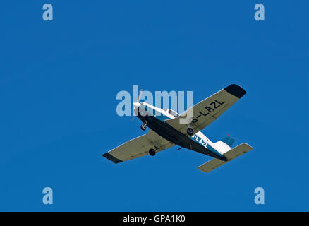 Piper PA-28 Registrierung G-LAZL Dienstprogramm Zivilflugzeug in Inverness Flugplatz Nordosten Schottlands.  SCO 11.219. Stockfoto