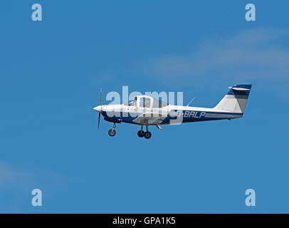 PIPER PA-38 Tomahawk G-BRLP Schulflugzeug bei Inverness Airport.  SCO 11.220. Stockfoto