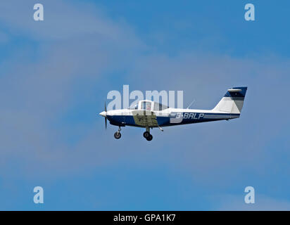 PIPER PA-38 Tomahawk G-BRLP Schulflugzeug bei Inverness Airport.  SCO 11.221. Stockfoto