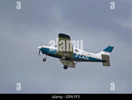 Piper PA-28 Registrierung G-LAZL Dienstprogramm Zivilflugzeug in Inverness Flugplatz Nordosten Schottlands.  SCO 11.226. Stockfoto