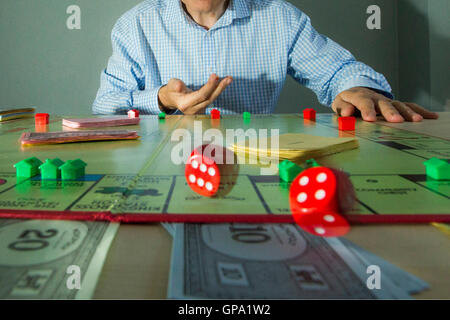 Spieler spielt Monopoly Stockfoto