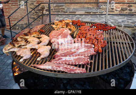 Hähnchenschenkel, Rippchen, Chorizo, Wurst, auf ein outdoor-Grill Grill, Spanien. Stockfoto