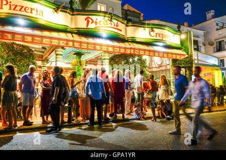 Menschen warten in der Schlange vor der Pizzeria Picasso in der Nacht, Nachtleben, Marina Puerto Banus, Marbella, Spanien Stockfoto