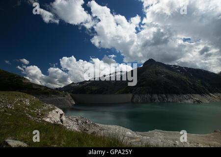 Der Kölnbrein-Damm ist eine Bogenstaumauer im Bereich Hohe Tauern in Kärnten, Österreich. Stockfoto