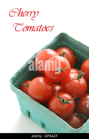 Korb mit Bio Cherry-Tomaten in Hochformat mit Textfreiraum Stockfoto