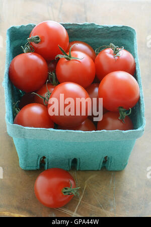 Korb mit Bio Cherry-Tomaten in Hochformat Stockfoto