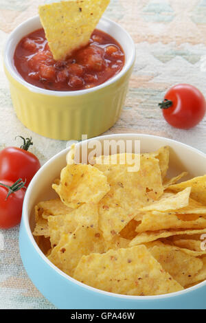 Bio Mais-Chips mit frischem hausgemachten Salsa in Hochformat Stockfoto