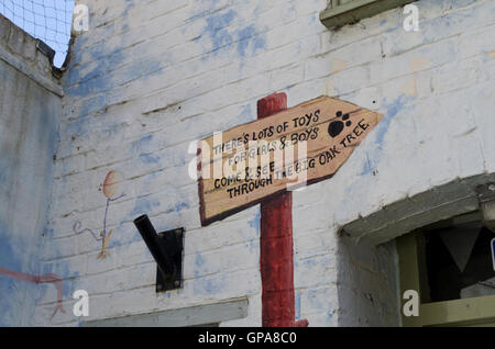 Handgemalte Wandbilder mit Kindheit Szenen außerhalb der glückliche Tage Spielzeugladen, Olney, UK Stockfoto