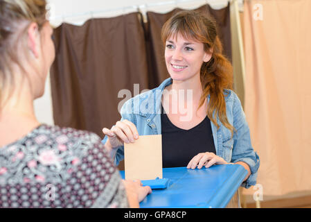 bei der Abstimmung Stockfoto