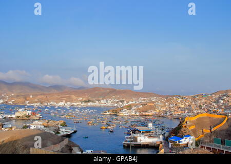 Vista del Balneario de Pucusana, Lugar de Turismo lokale en Verano y constante Actividad pesquera Durante todo el año. Stockfoto