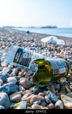 Müll, verließ am Morgen nach nach einem anstrengenden Tag am Strand von Brighton Stockfoto