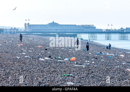 Müll, verließ am Morgen nach nach einem anstrengenden Tag am Strand von Brighton Stockfoto