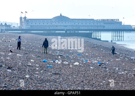 Müll, verließ am Morgen nach nach einem anstrengenden Tag am Strand von Brighton Stockfoto