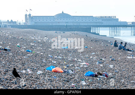 Müll, verließ am Morgen nach nach einem anstrengenden Tag am Strand von Brighton Stockfoto