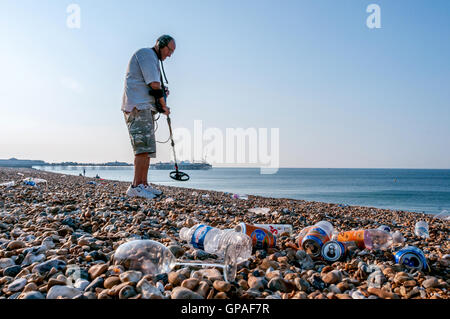 Müll, verließ am Morgen nach nach einem anstrengenden Tag am Strand von Brighton Stockfoto