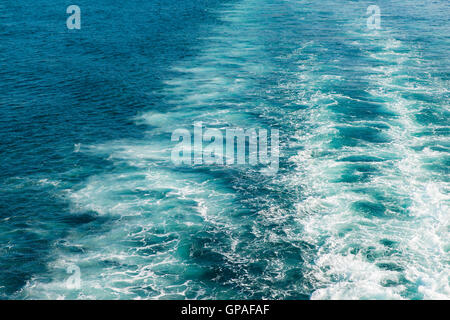 morgens das Wasser aus dem Motor eines Bootes gezogen Stockfoto