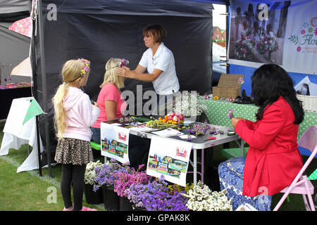Handgemachte natürliche getrocknete Blume Kopf Kronen am Handwerk Stand ausgestattet Stockfoto