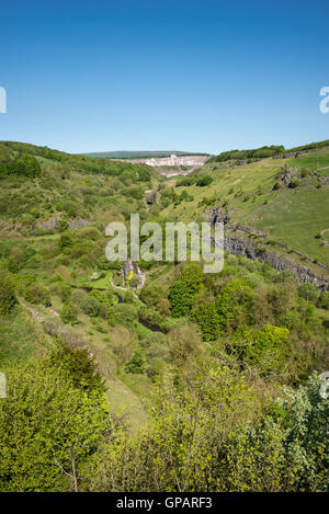 Ansicht des Wye Dale mit Blackwell Mühle Hütten und Tunstead arbeitet in der Nähe von Buxton, Derbyshire. Stockfoto