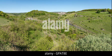 Der Monsal trail durch Chee Dale in der Nähe von Buxton im Peak District National Park. Stockfoto