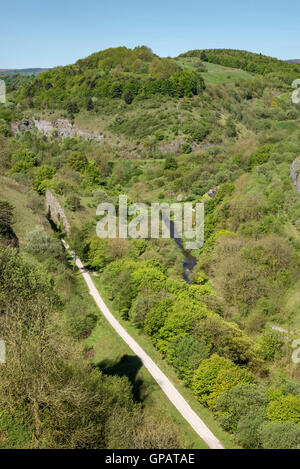 Der Monsal trail durch Chee Dale in der Nähe von Buxton im Peak District National Park. Stockfoto