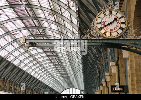 London, England - 29. August 2016: Old Clock bei King's Cross Bahnhof Stockfoto