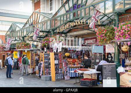 London, England - 30. August 2016: Fußgänger suchen an verschiedenen Ständen am Jubiläums-Markthalle. Stockfoto