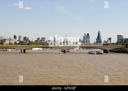 London, UK - 30. August 2016: Ansicht der Waterloo Bridge und dem Finanzviertel im Hintergrund. Stockfoto