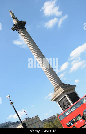 London, England - 30. August 2016: Nelsonsäule am Trafalgar Square. Das Denkmal zum Gedenken an Admiral Nelson Stockfoto