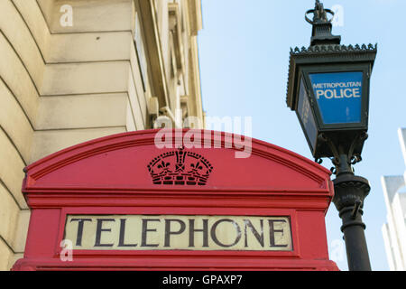 Metropolitan Police markiert Post in der Nähe von rote Telefonzelle Symbol in London, England Stockfoto