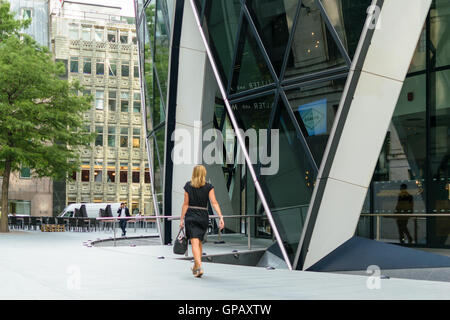 London, England - 31. August 2016: ein nicht identifiziertes Geschäftsfrau Pass geht die Gurke, die Gebäude in der Londoner City Stockfoto