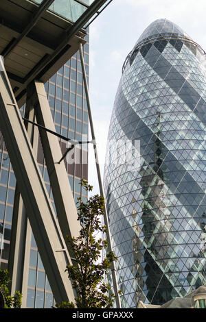 London, England - 31. August 2016: Stadtlandschaft mit dem äußeren 30 St Mary Axe, bekannt als die Gurke in der City of London Stockfoto