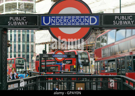 London, UK - 31. August 2016: Eingang zur U-Bahn-Station Monument mit der City of London red Bus im Hintergrund Stockfoto