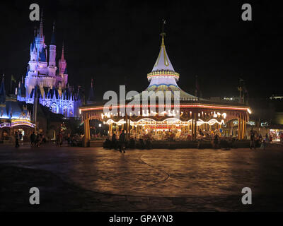 Orlando, Florida. 4. März 2015. Prince Charming Regal Karussell und Cinderella Castle eine Nacht, Magic Kingdom, Disney World Stockfoto