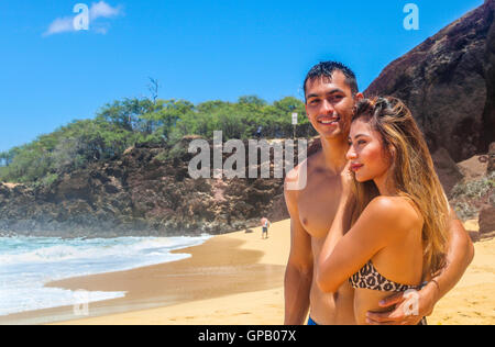 Zu zweit am großen Strand im Makena State Park auf Maui Stockfoto