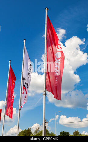 Die Flaggen der Ölgesellschaft Lukoil auf der Tankstelle Stockfoto