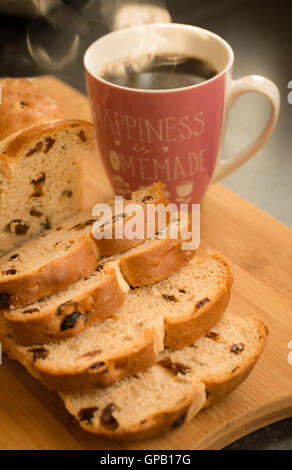 Hot Cross Buns und Kaffee Stockfoto