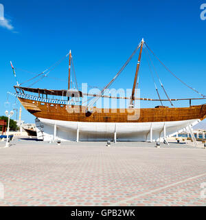 in Oman altes Boot auf dem Bürgersteig nahe dem Meer Stockfoto