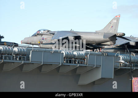 British Royal Navy Flugzeugträger HMS "Illustrious" Besuch in Liverpool für die Royal Navy Centenary of Aviation. Stockfoto