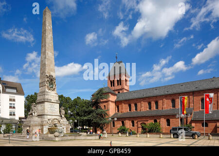 Ludwigsdenkmal Auf Dem Ludwigsplatz Zu Ehren Ludwig IV. Grossherzog von Hessen Und Bei Rhein, Dahinter Die Kirche St. Martin, Katholische Pfarrkirche, Stockfoto