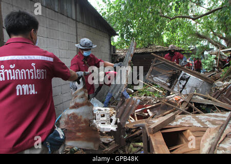 Bangkok, Thailand. 03rd September 2016. Beamte und Behörden aus der Abteilung für öffentliche Arbeiten führen ein Haus Abriss aus der Pom Mahakan-Gemeinschaft. © Vichan Poti/Pacific Press/Alamy Live-Nachrichten Stockfoto