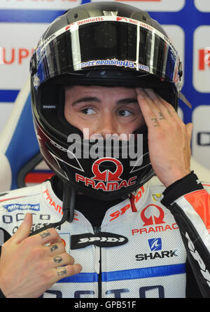 Der Brite Scott Redding von OCTO Pramac Yakhnich in der Garage vor dem freien Training 3 in Silverstone, Northamptonshire. Stockfoto