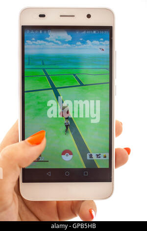 Pokemon gehen im Studio Smartphone auf weißem Hintergrund Jynx Fang Fang Karte mit Frau hand Stockfoto