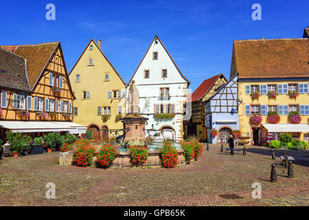 Bunte Fachwerkhäuser in Eguisheim, Elsass, Frankreich Stockfoto