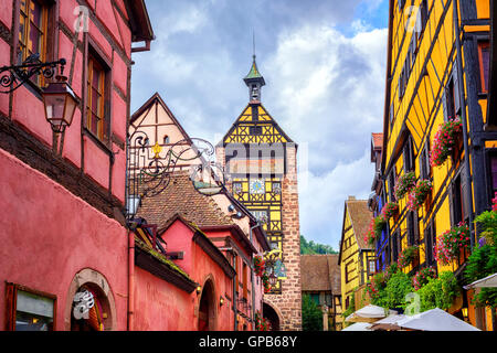 Bunte Häuser in einer zentralen Straße in Riquewihr, Dorf an der Weinstraße im Elsass/Frankreich Stockfoto