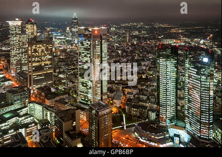Wolkenkratzer in finanziellen Bezirk von Frankfurt am Main, Deutschland, in der Nacht Stockfoto