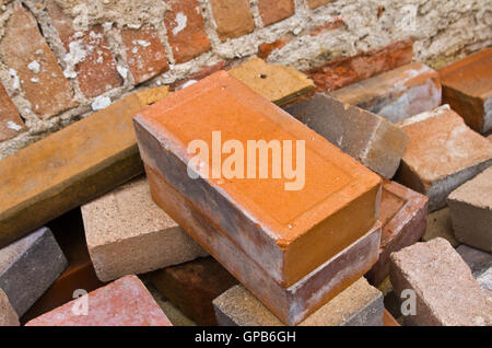 Lehmziegeln unterschiedlicher Farbe und Typ bereit, die verwendet werden, um Mauern zu errichten Stockfoto